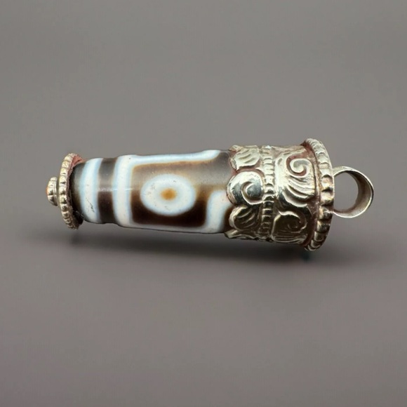 Vintage Hand Carved Floral Pattern Tibetan Akate(Dzi) Amulet Silver Pendant 12gr - Picture 2 of 9